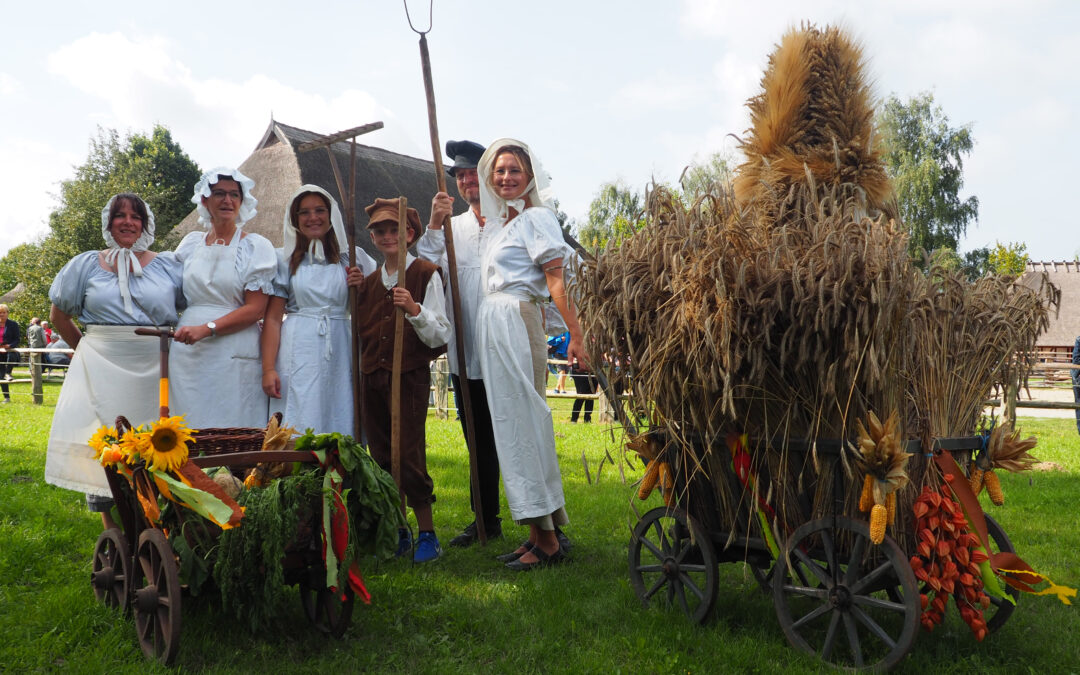 Erntefest im historischen Dorfensemble von Klockenhagen